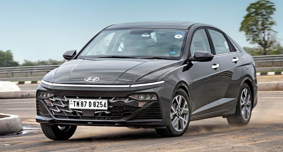 नई Hyundai Verna शानदार लुक्स दमदार परफॉर्मेंस और जबरदस्त फीचर्स