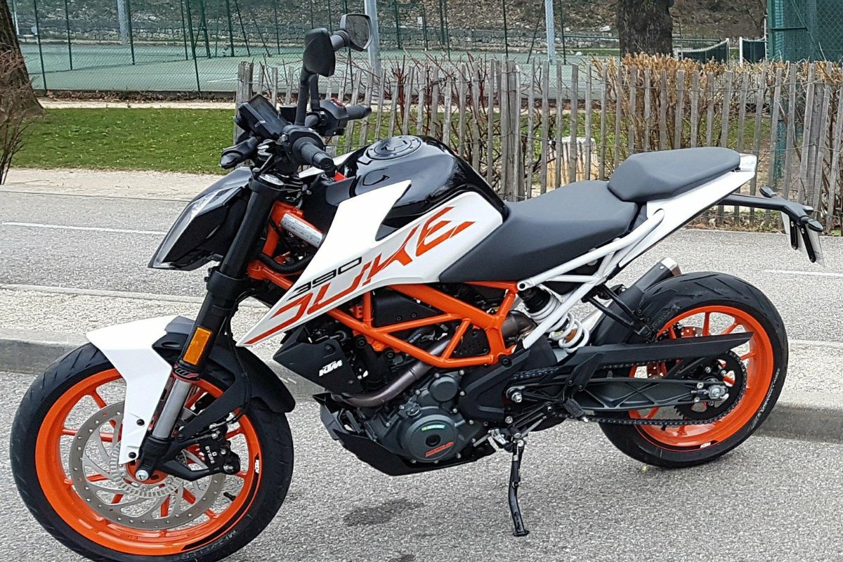 एक बार फिर धड़कनें बढ़ाने आ गई है KTM RC 390: दमदार परफॉर्मेंस के साथ स्टाइल का तूफान