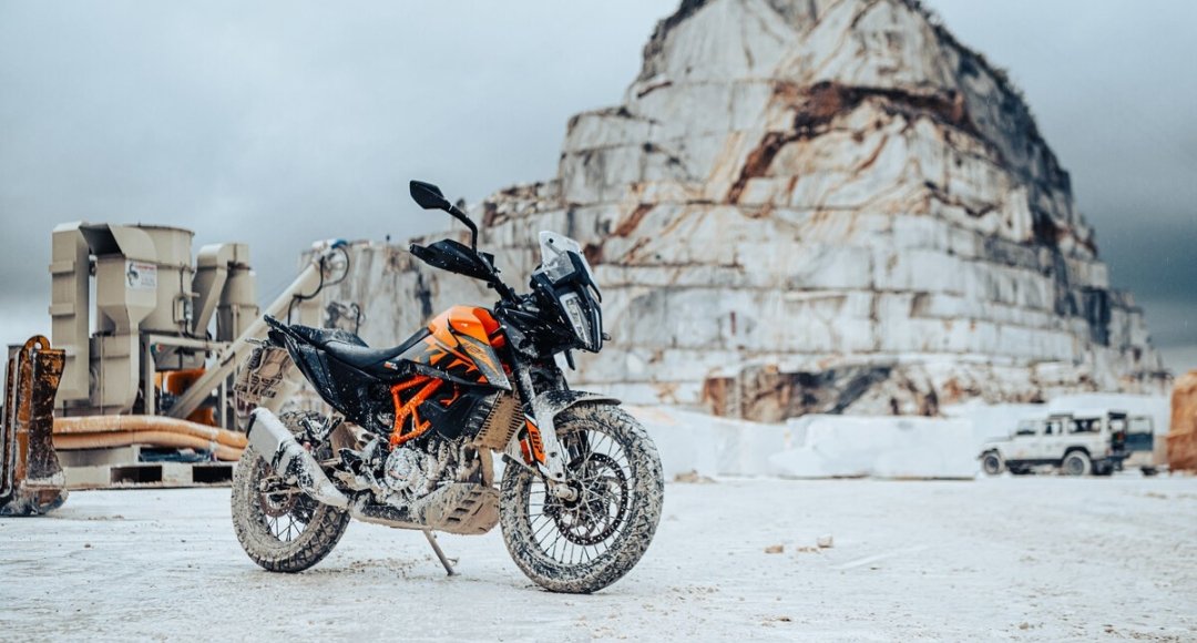 एडवेंचर के शौकीनों के लिए बनी है KTM 390 Adventure जबरदस्त पावर स्टाइल और भरोसेमंद परफॉर्मेंस