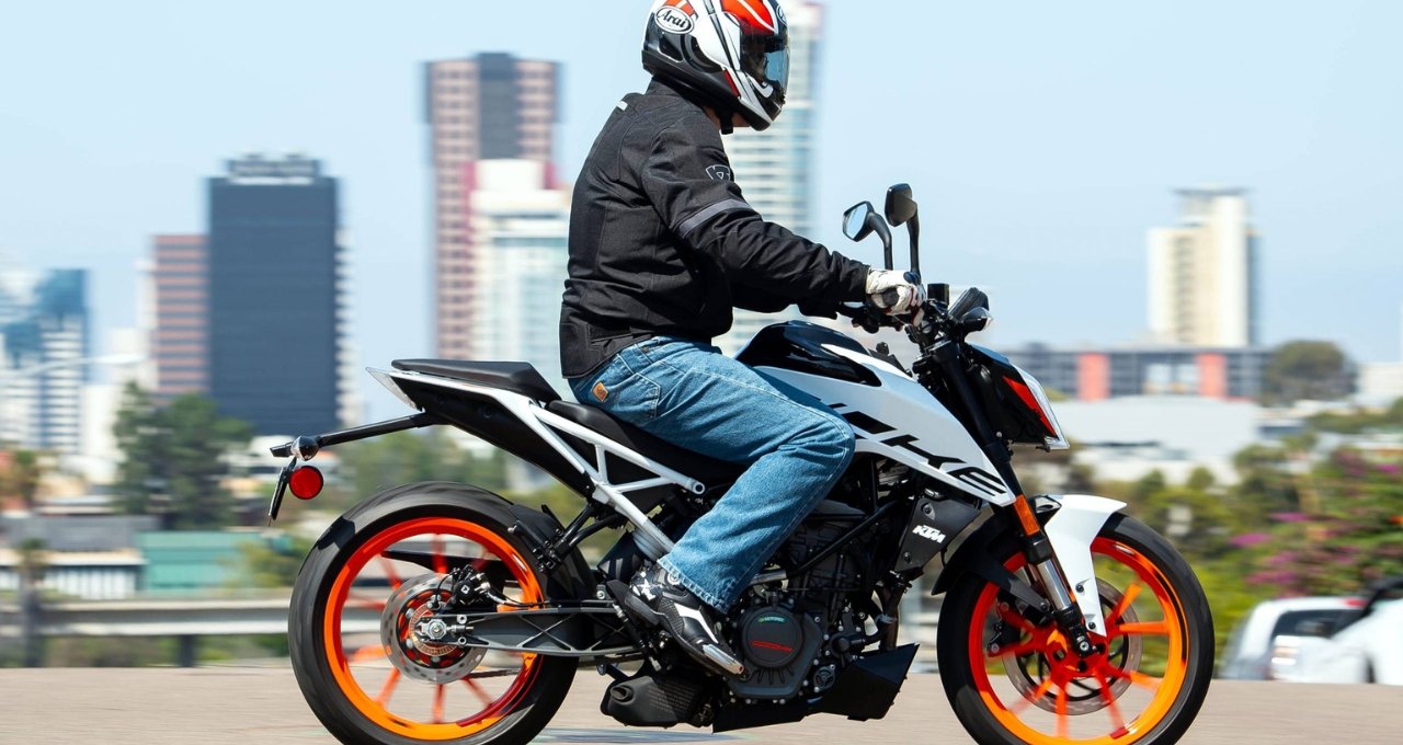 KTM 200 Duke: स्टाइल स्पीड और परफॉर्मेंस का धमाकेदार मेल