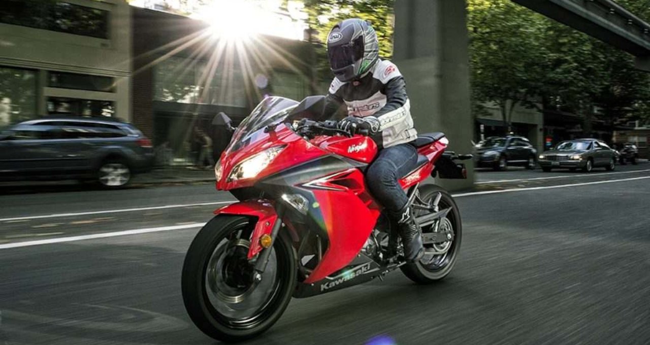 Kawasaki Ninja 300: स्टाइल स्पीड और परफॉर्मेंस का पावरफुल कॉम्बिनेशन