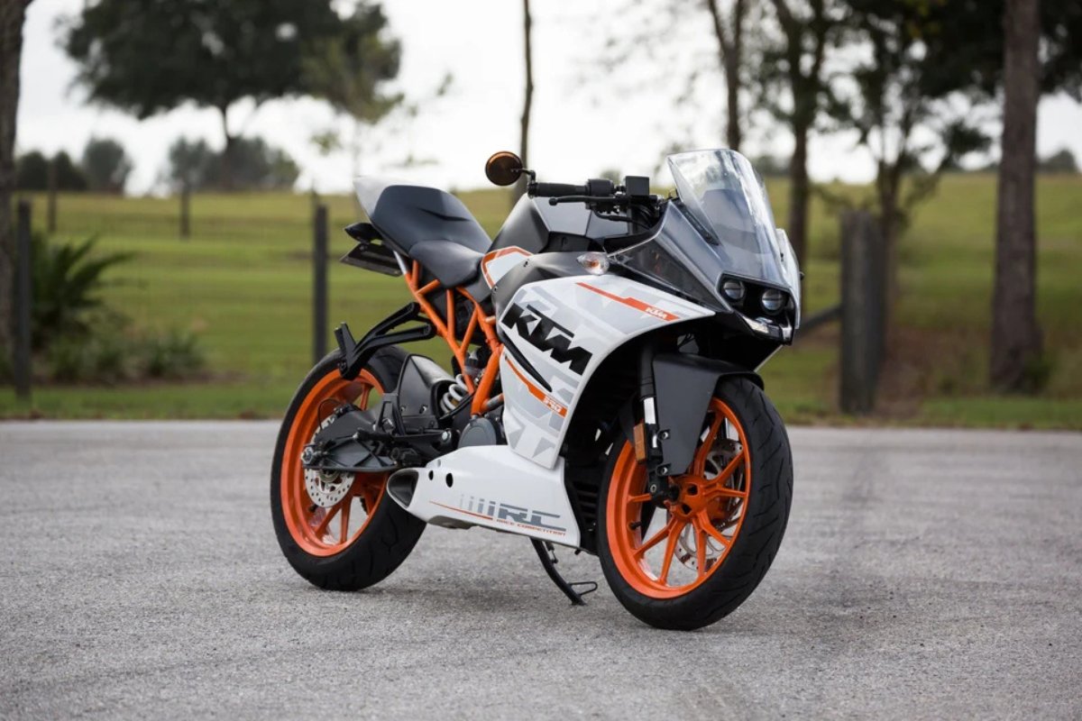 एक बार फिर धड़कनें बढ़ाने आ गई है KTM RC 390: दमदार परफॉर्मेंस के साथ स्टाइल का तूफान