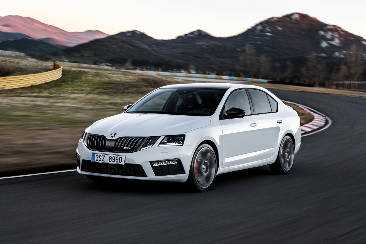 Skoda Octavia RS: दमदार परफॉर्मेंस और प्रीमियम फीचर्स के साथ, कीमत मात्र ₹45 लाख में