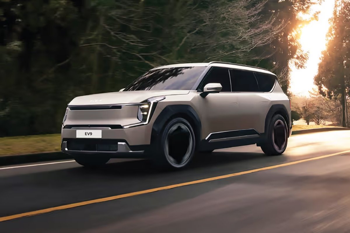 Kia EV9: इलेक्ट्रिक कार ₹1.30 करोड़ में आधुनिक तकनीक, फास्ट चार्जिंग और शानदार सुरक्षा फीचर्स
