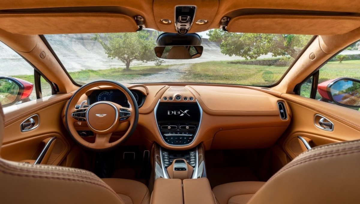 Aston Martin DBX: दमदार फीचर्स और शानदार परफॉर्मेंस के साथ, कीमत मात्र ₹3.82 - 4.63 करोड़ में