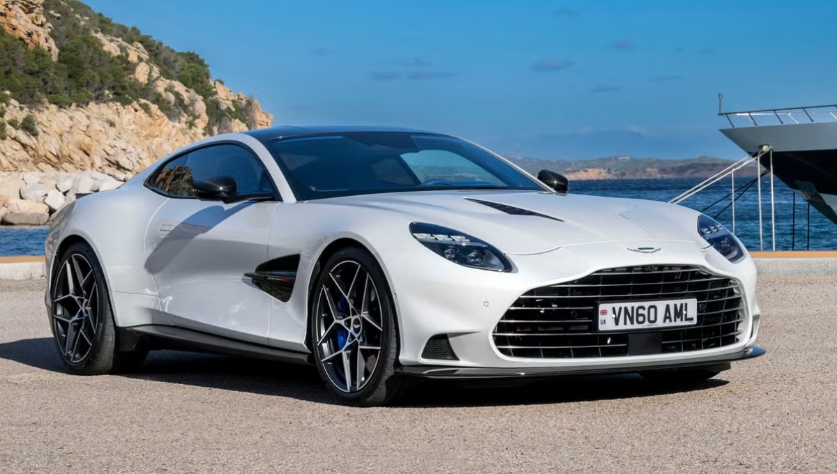 5.2L V12 इंजन वाली Aston Martin Vanquish रफ्तार की उड़ान, कीमत ₹5 करोड़ के करीब