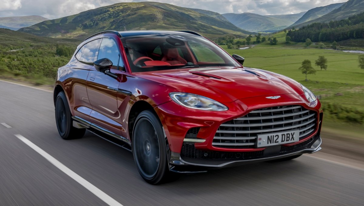 Aston Martin DBX: दमदार फीचर्स और शानदार परफॉर्मेंस के साथ, कीमत मात्र ₹3.82 - 4.63 करोड़ में