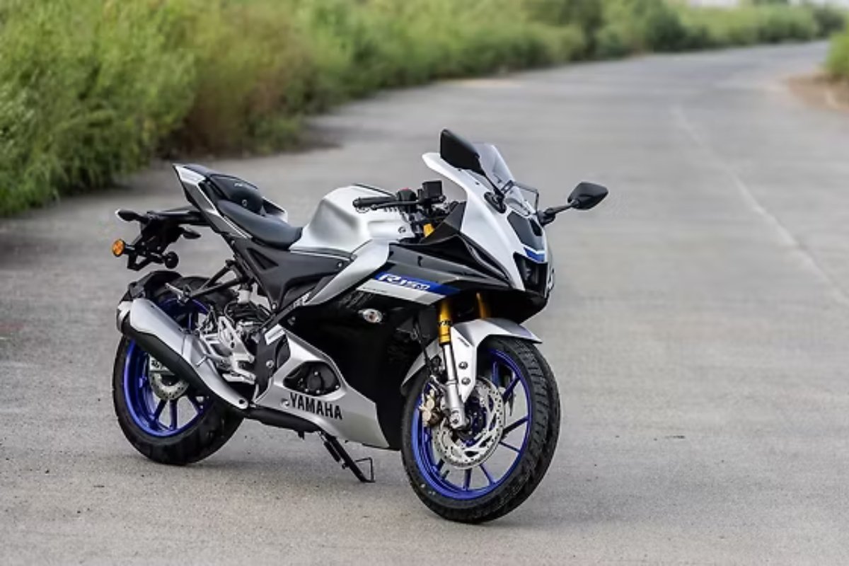 Yamaha R15 V4: हल्की, ताकतवर और स्टाइलिश एक परफेक्ट स्पोर्ट्स बाइक सिर्फ ₹1.82 लाख में