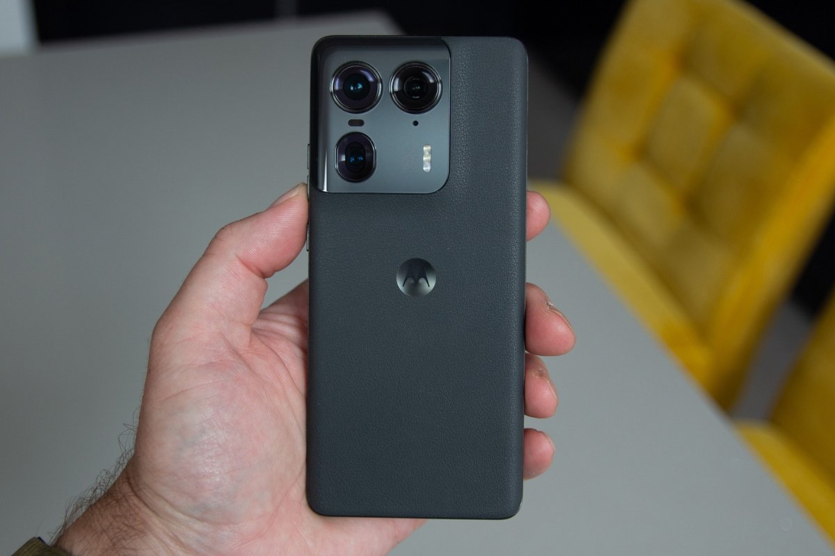 Motorola Edge 50 Ultra: 144Hz P-OLED डिस्प्ले और 50MP सेल्फी कैमरा के साथ, देखें इसकी कीमत और खूबियाँ