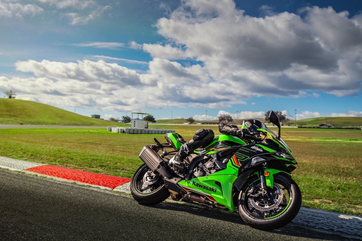 Kawasaki Ninja ZX-6R: दमदार स्पोर्ट्स बाइक ₹11,53,000 में खास फीचर्स और बेजोड़ परफॉर्मेंस
