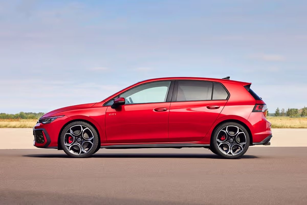 पावर, लक्ज़री और परफॉर्मेंस का परफेक्ट कॉम्बो Volkswagen Golf GTI, कीमत ₹45 लाख के आसपास