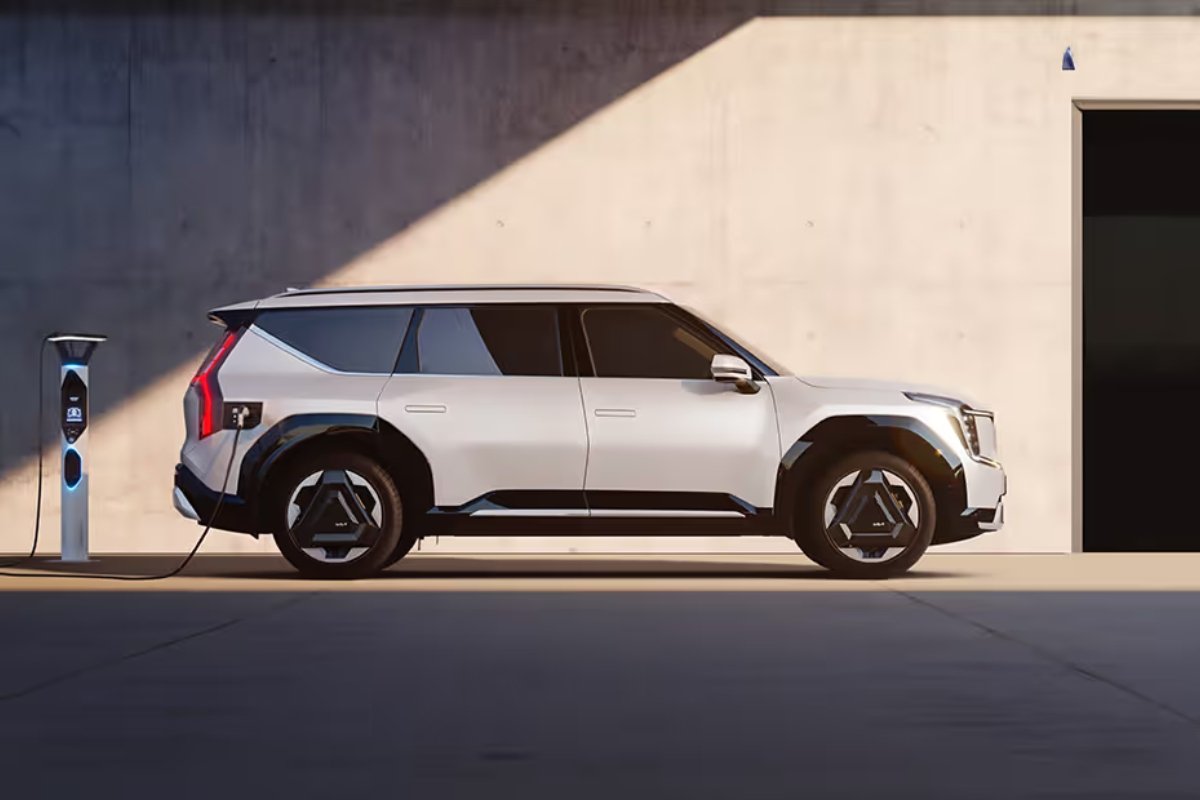 Kia EV9: इलेक्ट्रिक कार ₹1.30 करोड़ में आधुनिक तकनीक, फास्ट चार्जिंग और शानदार सुरक्षा फीचर्स