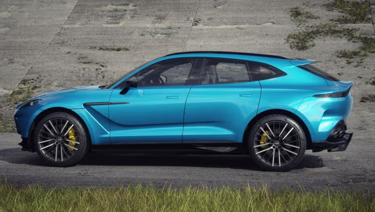 Aston Martin DBX: दमदार फीचर्स और शानदार परफॉर्मेंस के साथ, कीमत मात्र ₹3.82 - 4.63 करोड़ में