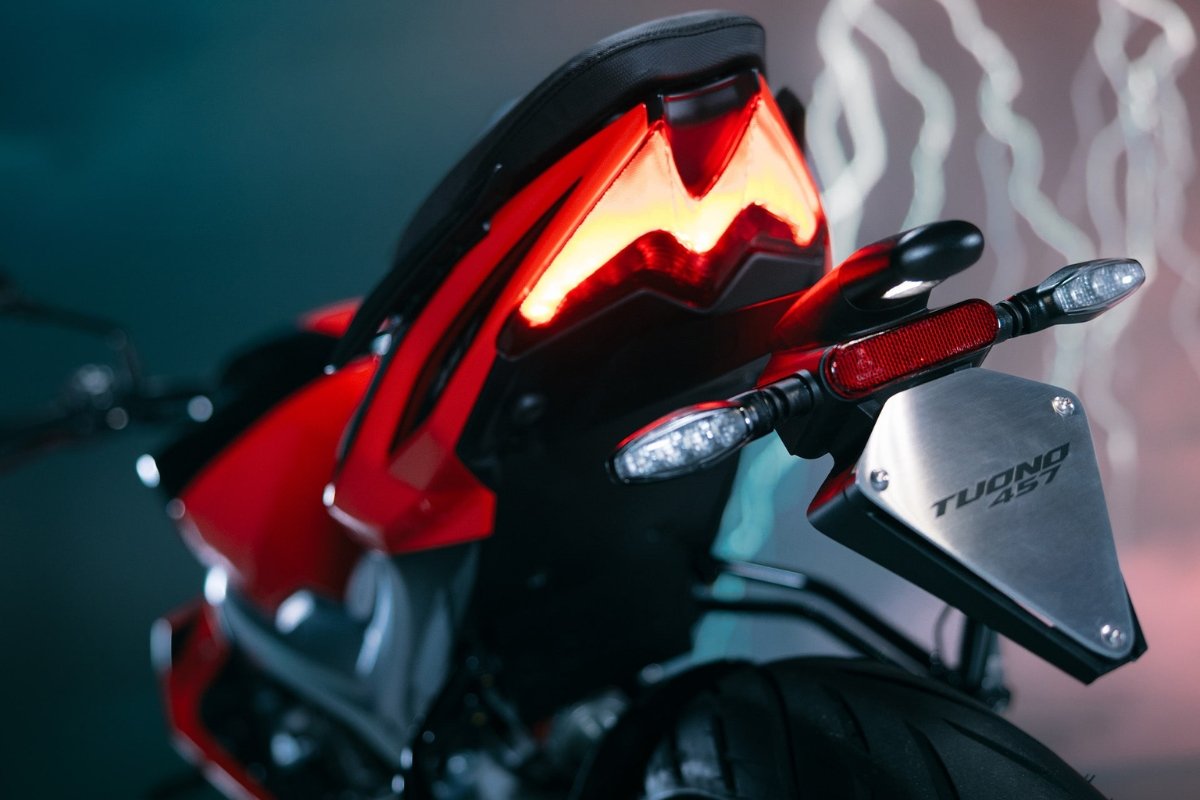 Aprilia Tuono 457 लॉन्च सिर्फ ₹4 लाख में 457cc की धड़कन, ट्रैक्शन कंट्रोल और TFT डिस्प्ले के साथ