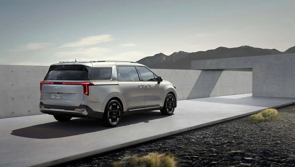 Kia Carnival: परिवार के लिए स्टाइलिश और लग्ज़री MPV, कीमत ₹63.91 लाख