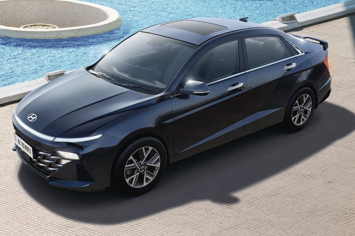 नई Hyundai Verna 2025: 20.6 kmpl माइलेज, 157 bhp ताकत और कीमत आपको चौंका देगी