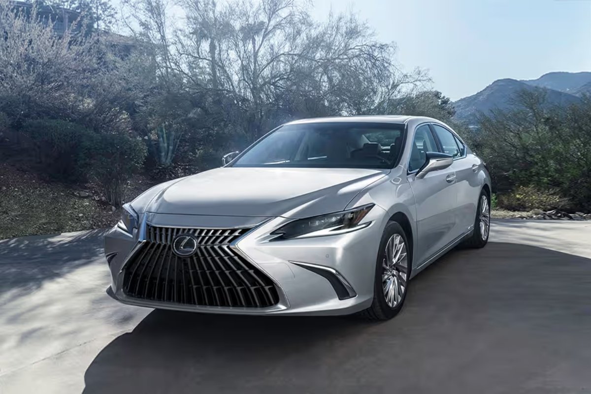 Lexus ES: की कीमत 60 लाख के अंदर, 22.5 kmpl माइलेज और हाईटेक फीचर्स का कमाल