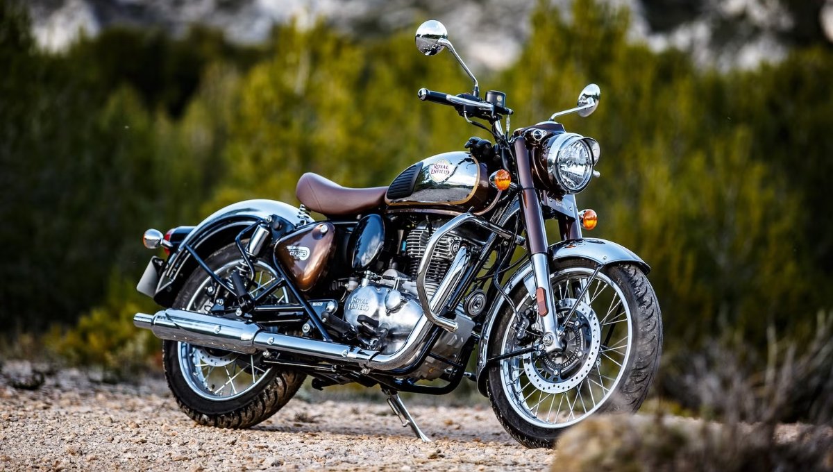 Royal Enfield Classic 350: 349cc इंजन और LED लाइट्स वाली बाइक की कीमत और खूबियां