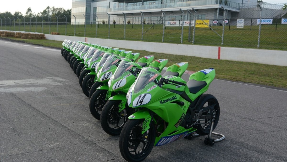 Kawasaki Ninja 300: 3.43 लाख की दमदार बाइक, जानें रफ्तार और फीचर्स का पूरा खेल