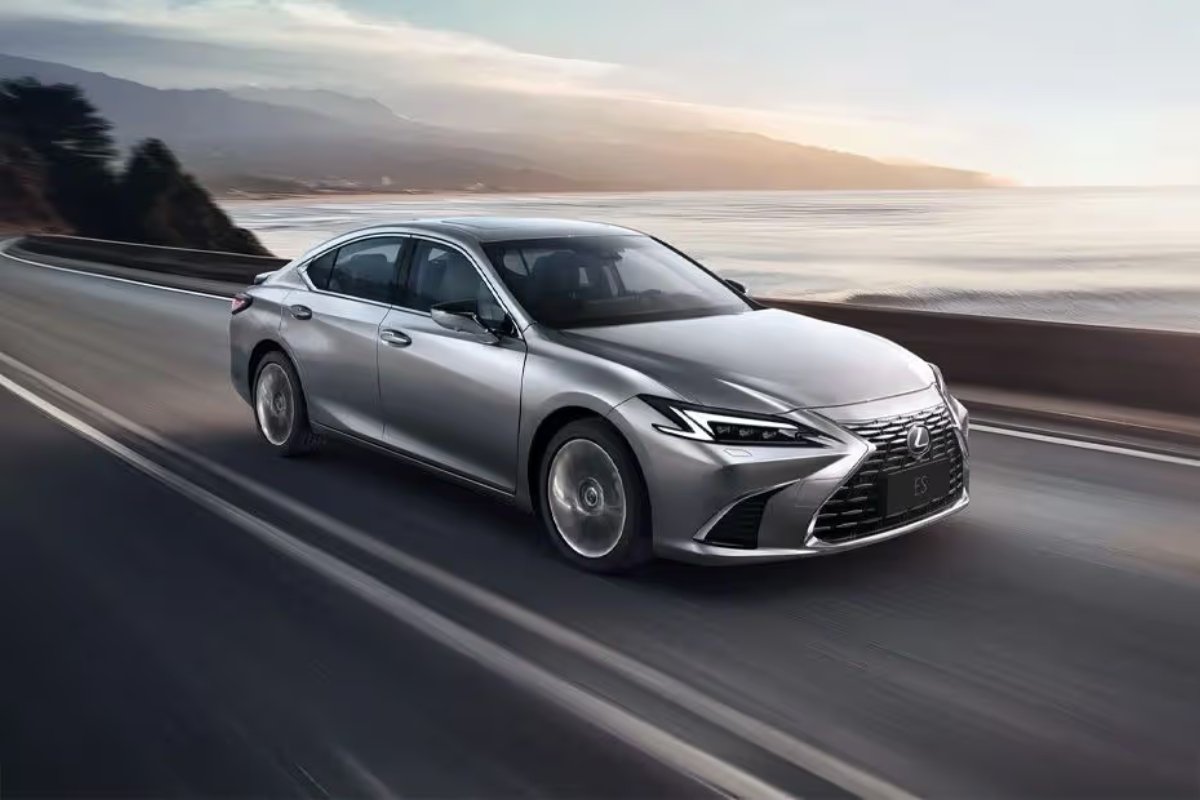 Lexus ES: की कीमत 60 लाख के अंदर, 22.5 kmpl माइलेज और हाईटेक फीचर्स का कमाल