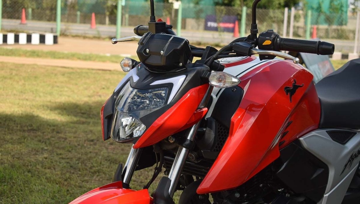 TVS Apache RTR 200 4V: 1.50 लाख में मिले दमदार 200cc इंजन और स्मार्ट फीचर्स का कॉम्बो