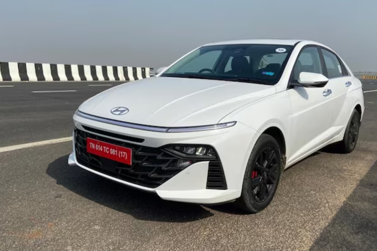 नई Hyundai Verna 2025: 20.6 kmpl माइलेज, 157 bhp ताकत और कीमत आपको चौंका देगी