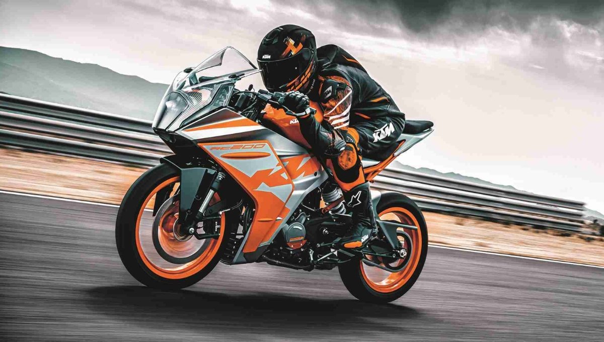 KTM RC 200: दमदार फीचर्स और 2 लाख के आसपास की कीमत में रेसिंग स्टाइल बाइक