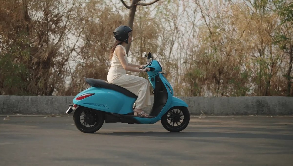Bajaj Chetak: इलेक्ट्रिक स्कूटर शानदार फीचर्स और 1.15 लाख की कीमत में क्लासिक स्टाइल का नया दौर