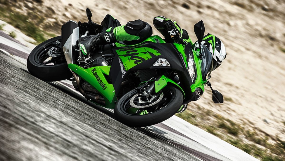 Kawasaki Ninja 300: 3.43 लाख की दमदार बाइक, जानें रफ्तार और फीचर्स का पूरा खेल