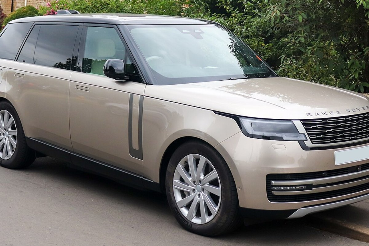 ₹2 करोड़ की शुरूआती कीमत में Range Rover: 750Nm टॉर्क और प्रीमियम फीचर्स से भरपूर
