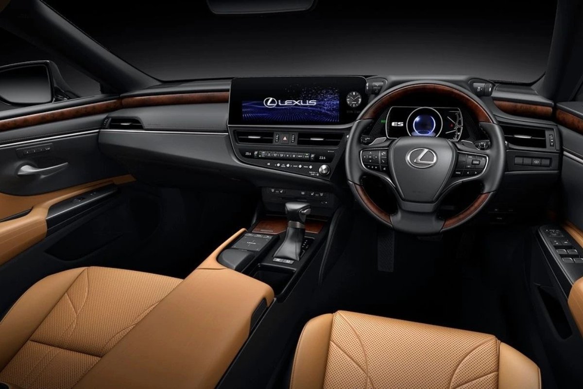 Lexus ES: की कीमत 60 लाख के अंदर, 22.5 kmpl माइलेज और हाईटेक फीचर्स का कमाल