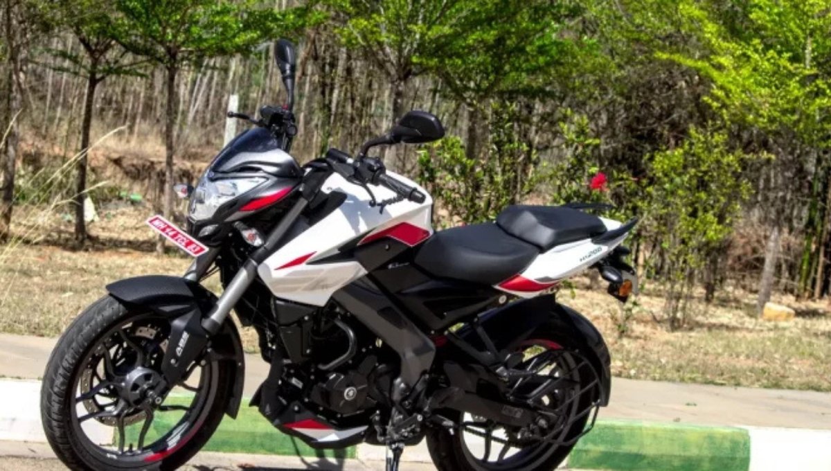 Bajaj Pulsar NS200: 200cc की ताकत, स्टाइलिश लुक और शानदार फीचर्स वाली बाइक कीमत जानिए