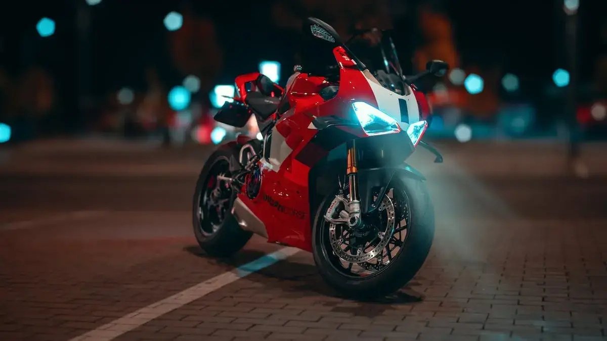 Ducati Panigale V4: की पावरफुल 213 BHP ताकत और शानदार फीचर्स, जानिए भारत में कीमत