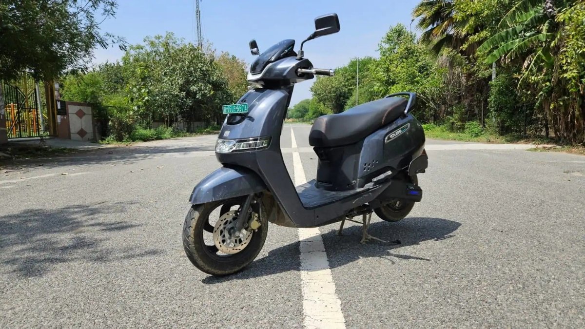 ₹1 लाख की कीमत में मिल रहा है 140Nm टॉर्क वाला धांसू इलेक्ट्रिक स्कूटर जानिए TVS iQube के कमाल के फीचर्स