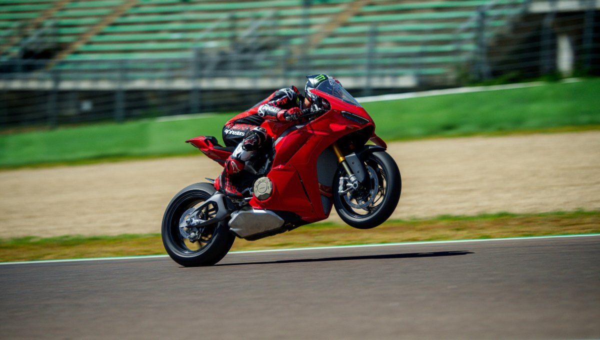 Ducati Panigale V4: 218 PS की ताकत, कीमत 27.41 लाख से शुरू, फीचर्स जानकर चौंक जाएंगे