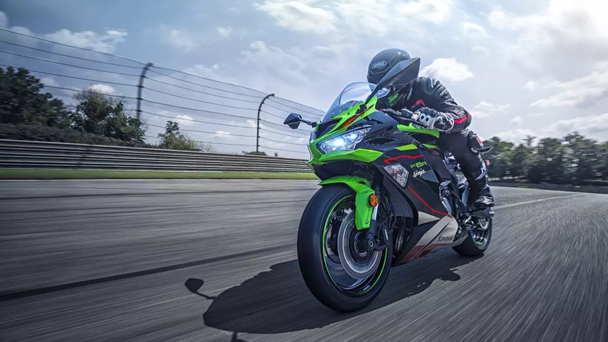 Kawasaki Ninja ZX-6R: 636cc पावर, 250kmph स्पीड और प्रीमियम फीचर्स के साथ नई कीमत में उपलब्ध